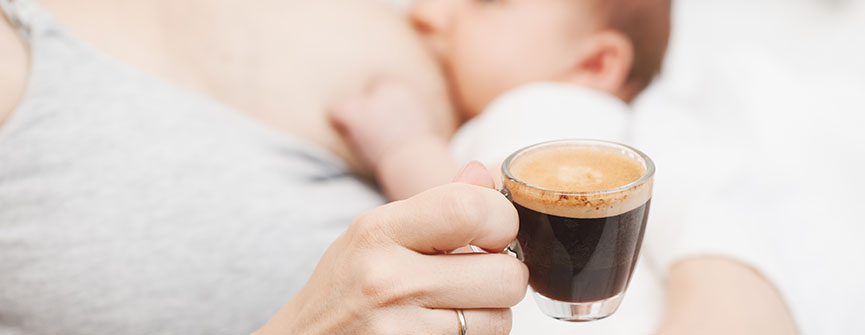 Kawa a karmienie piersią – czy można pić kawę, karmiąc piersią?